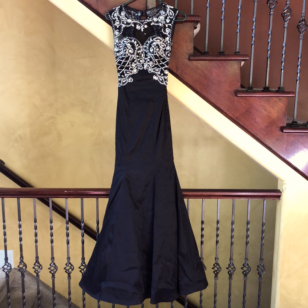 This gorgeous black Polly USA dress is a size XS